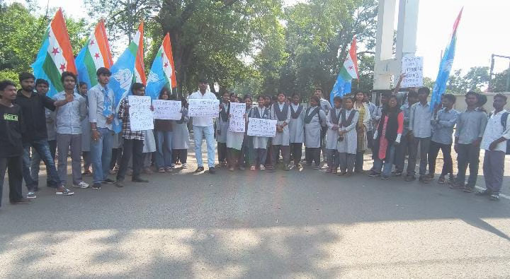 उमरिया में NSUI का प्रदर्शन: राहुल-प्रियंका के खिलाफ FIR वापस लेने और मुख्य चुनाव आयुक्त के इस्तीफे की मांग
