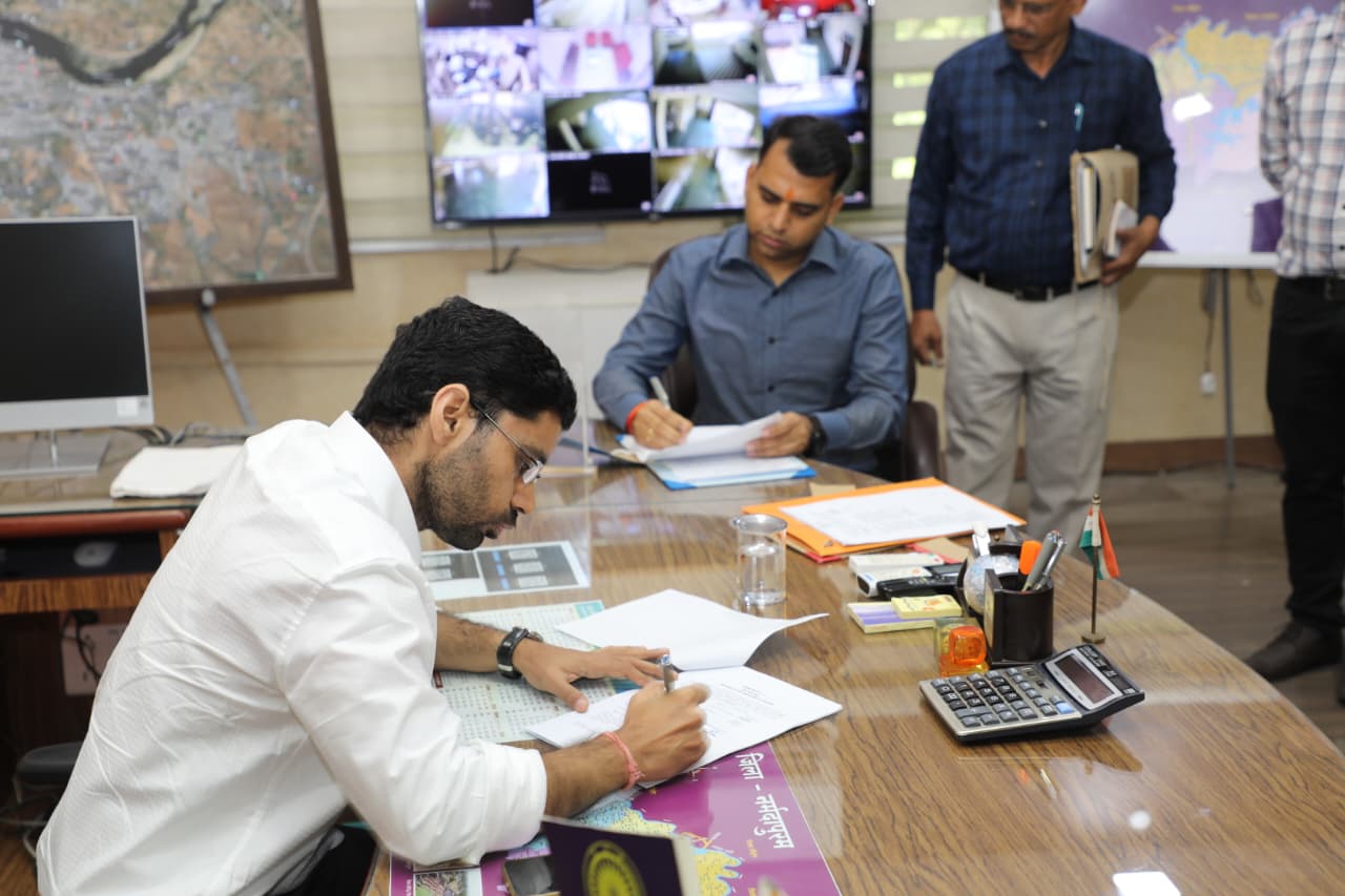नवागत कलेक्टर आशीष वशिष्ठ को पदभार सौंपते निवर्तमान कलेक्टर सोमेश मिश्रा।