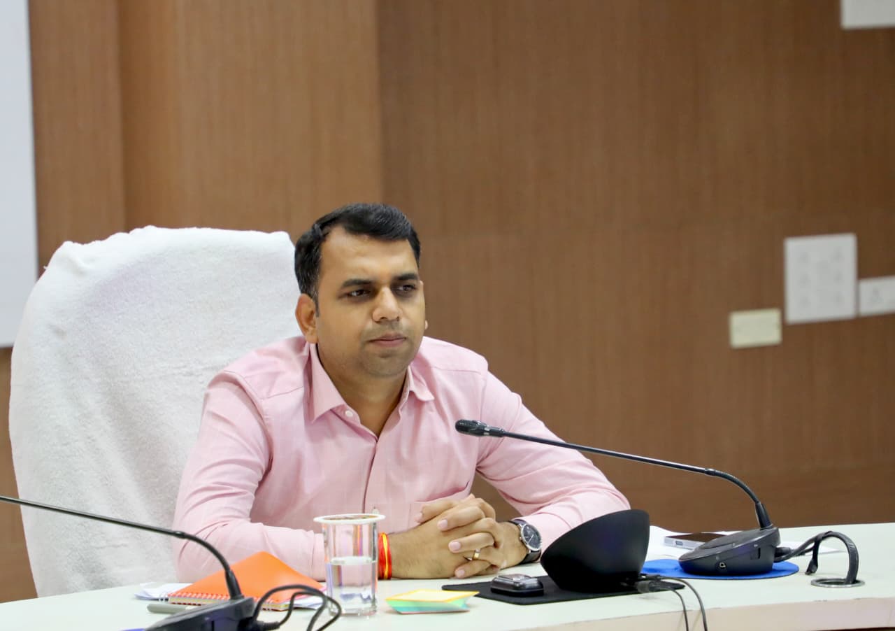 सेवा संकल्प अभियान में जनसहभागिता पर जोर, कलेक्टर सोमेश मिश्रा ने अधिकारियों को दिए निर्देश