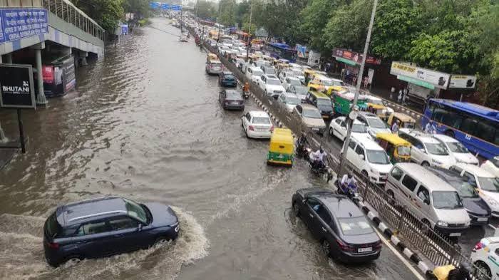 दिल्ली की बारिश ने खोली नालों की सफाई के दावों की पोल, ITO से सदर बाजार तक जलभराव