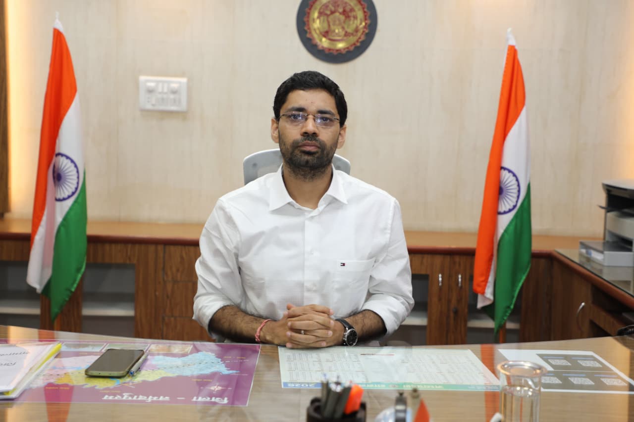 नर्मदापुरम के नवागत कलेक्टर आशीष वशिष्ठ ने संभाला पदभार, सोमेश मिश्रा ने दी शुभकामनाएं