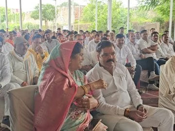 डबरा में इमरती देवी ने मंच साझा करने से किया इनकार, बोलीं- ‘मंच पर हत्यारे और हत्या के आरोपी भी बैठे हैं’