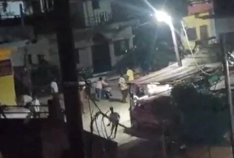 शरद पूर्णिमा की रात दो पक्षों में जमकर पथराव