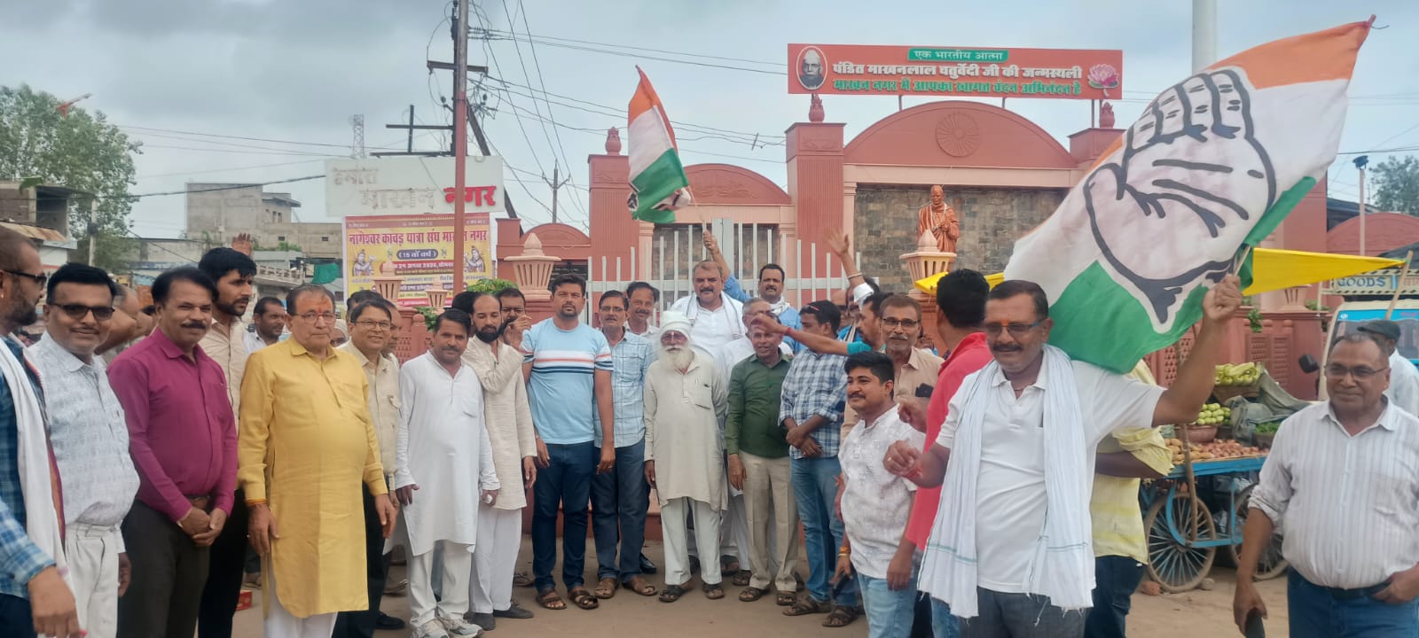 दतिया उपचुनाव में कांग्रेस की बढ़त से माखननगर में जश्न | मिठाई बांटी, निकला जुलूस