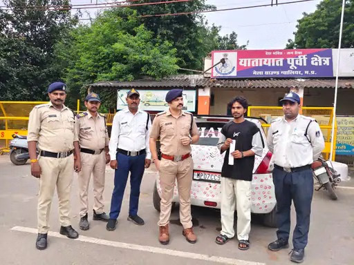 55 लाख व्यूज के लिए कार पर 3400 किस, वायरल रील ने पहुंचाया थाने; युवक पर 5500 रुपये का चालान