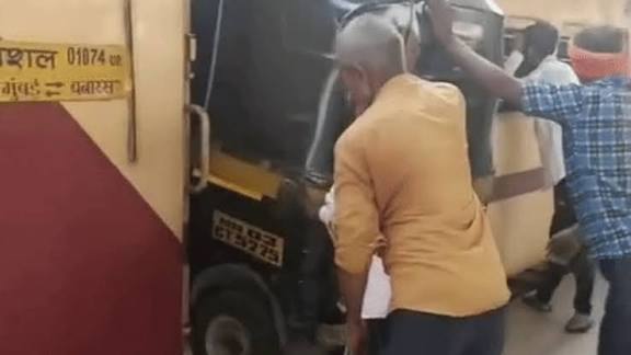 Fact Check: मराठी विवाद के चलते मुंबई छोड़ रहा था ऑटो ड्राइवर? वायरल वीडियो का सच सामने आया