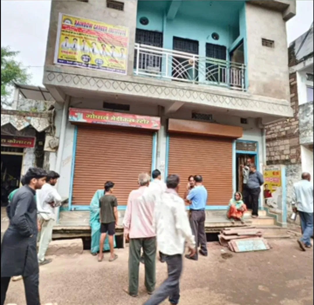 कोलारस में दो मेडिकल स्टोर्स की आड़ में चल रहे अवैध अस्पताल सील, अपात्र व्यक्ति कर रहा था मरीजों का इलाज