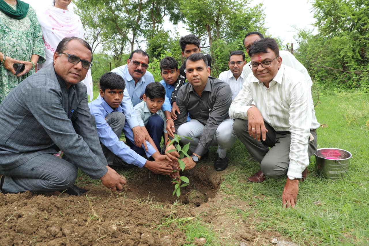 गुरु पूर्णिमा पर कलेक्टर सोमेश मिश्रा ने बच्चों को दिया संस्कार और अनुशासन का संदेश, 'प्रोजेक्ट ज्ञानार्पण' के तहत मिलेंगी बेंच-डेस्क