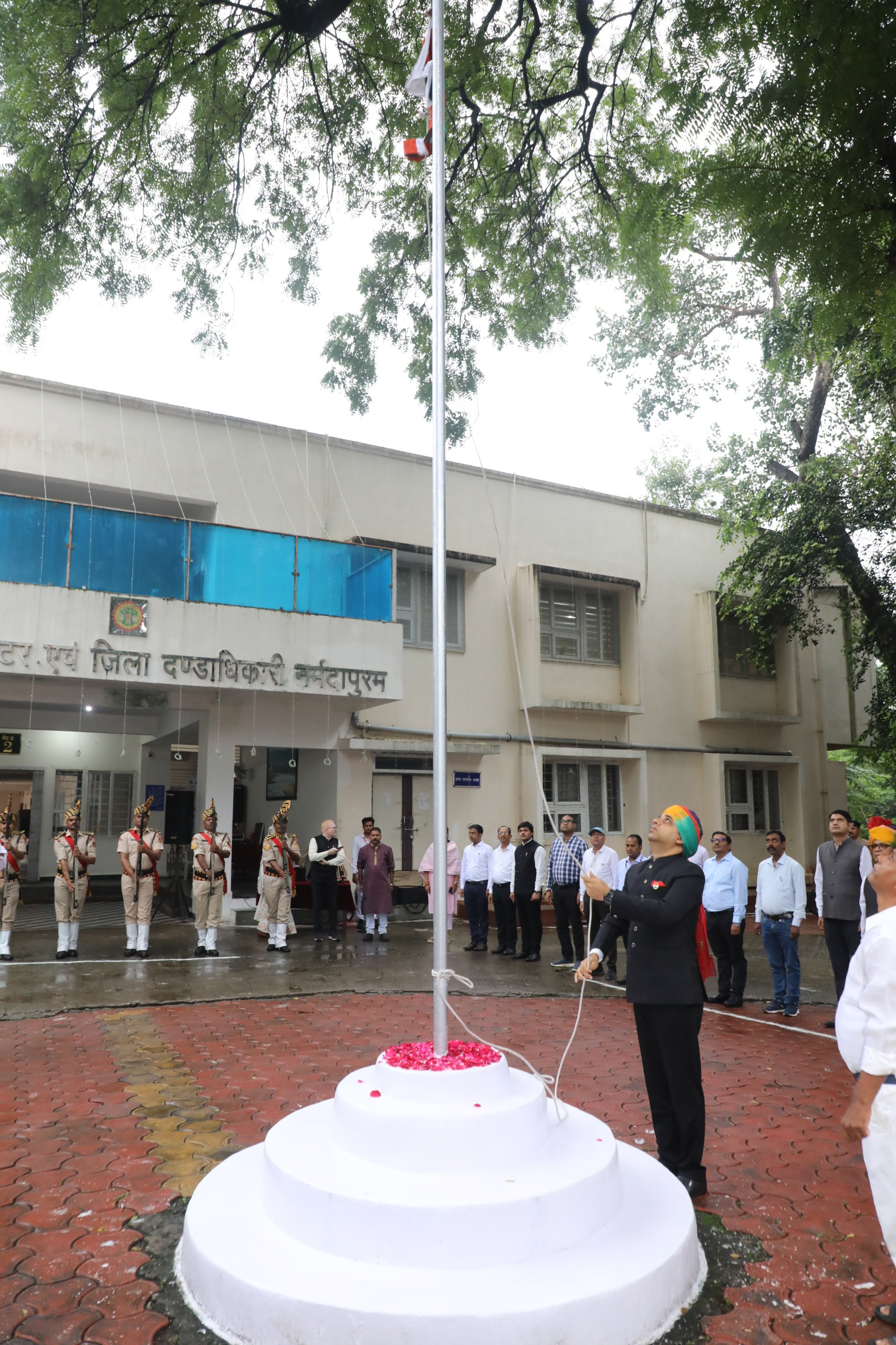 कलेक्टर सोमेश मिश्रा ने कलेक्टर कार्यालय में किया ध्वजारोहण