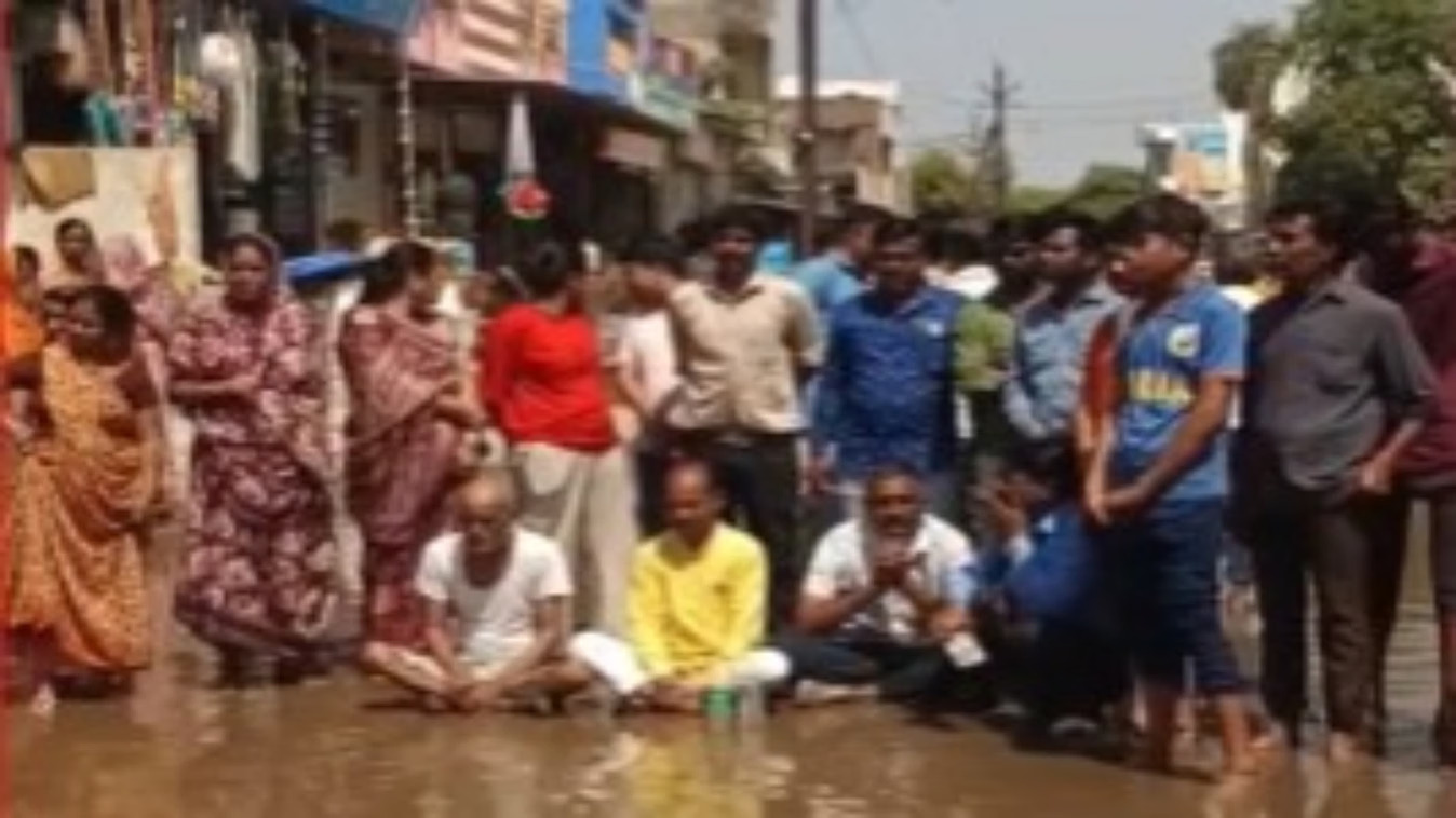 उज्जैन में सीवर के गंदे पानी में बैठ गए पार्षद, एक घंटे तक चला धरना; अधिकारी ने मांगी माफी