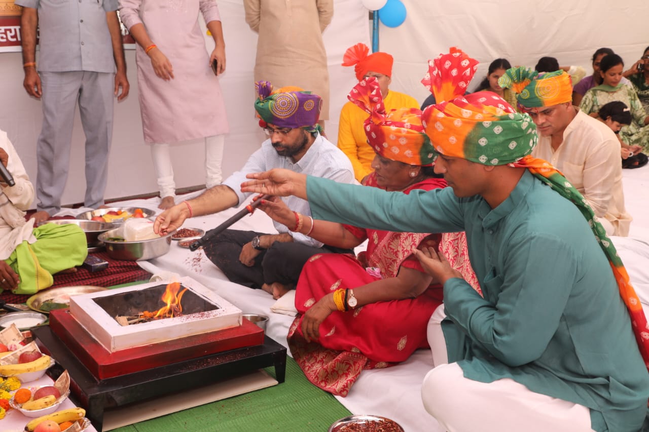 विजयदशमी पर पुलिस लाइन में हुआ शस्त्र पूजन, सांसद माया नारोलिया ने की पूजा-अर्चना