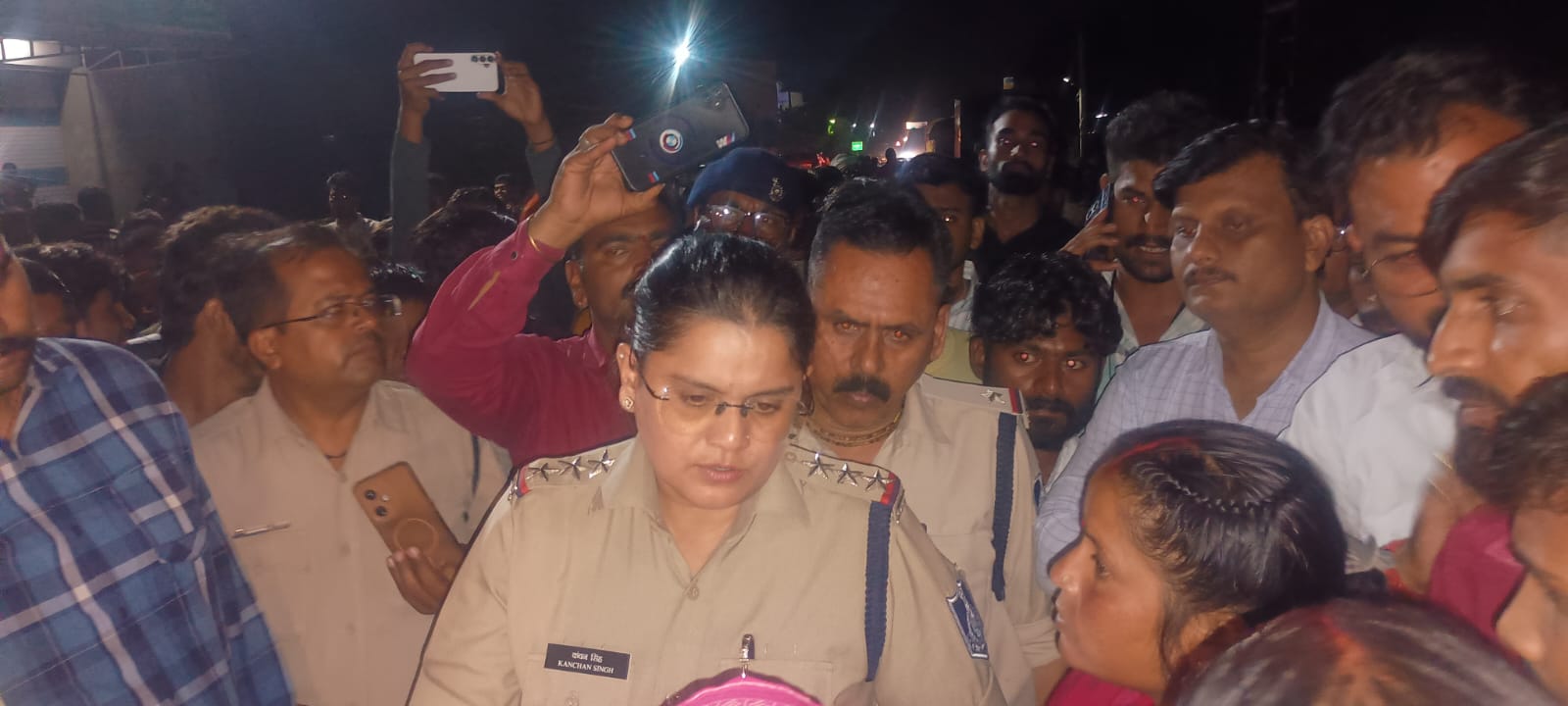 दुष्कर्म आरोपी के घर बुलडोजर चलाने की मांग को लेकर पीड़ित परिवार धरने पर बैठा, प्रशासन की समझाइश के बाद देर रात समाप्त हुआ प्रदर्शन