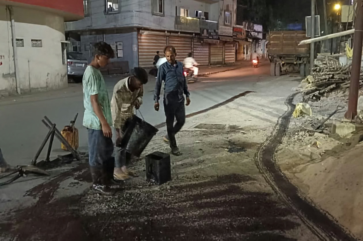 इंदौर में दीपावली से पहले सड़कों के गड्ढे भरने में जुटा नगर निगम, रात में चार टीमें कर रहीं पेचवर्क