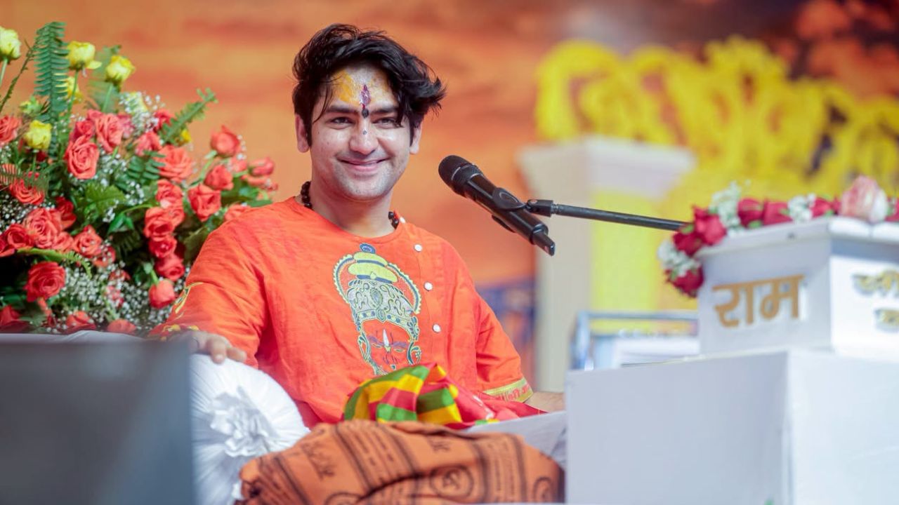 बागेश्वर बाबा के मांसाहार बयान पर बंगाल में बवाल, कांग्रेस पहुंची थाने; भाजपा ने भी झाड़ा पल्ला
