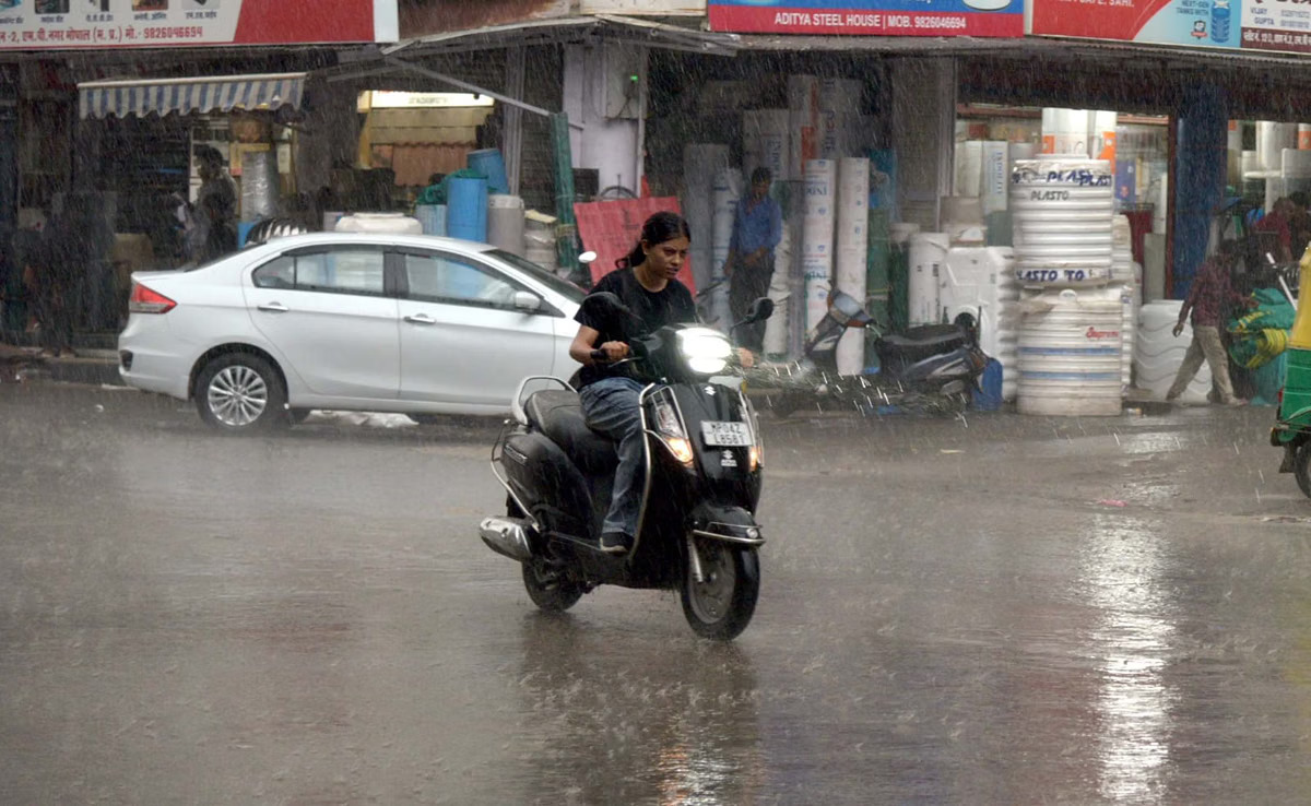 MP Weather: मानसून की विदाई से पहले फिर बिगड़ा मौसम, 7 जिलों में तेज बारिश का अलर्ट