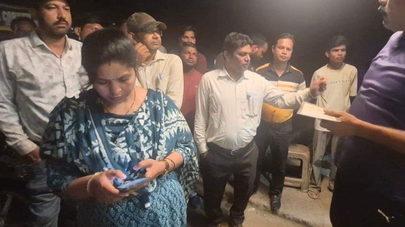 गर्भवती गाय की हत्या के बाद दमोह में अवैध मीट दुकानों पर कार्रवाई तेज, अतिक्रमण जेसीबी से ढहाया