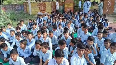 जोधपुर:शिक्षकों की कमी पर फूटा गुस्सा,  चतुर्थ श्रेणी कर्मचारी से लग रही कक्षाएं