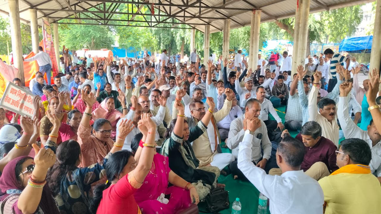 शिक्षकों का अनिश्चितकालीन आंदोलन पांचवें दिन भी जारी, गांधी जयंती पर प्रदेशभर में सत्याग्रह