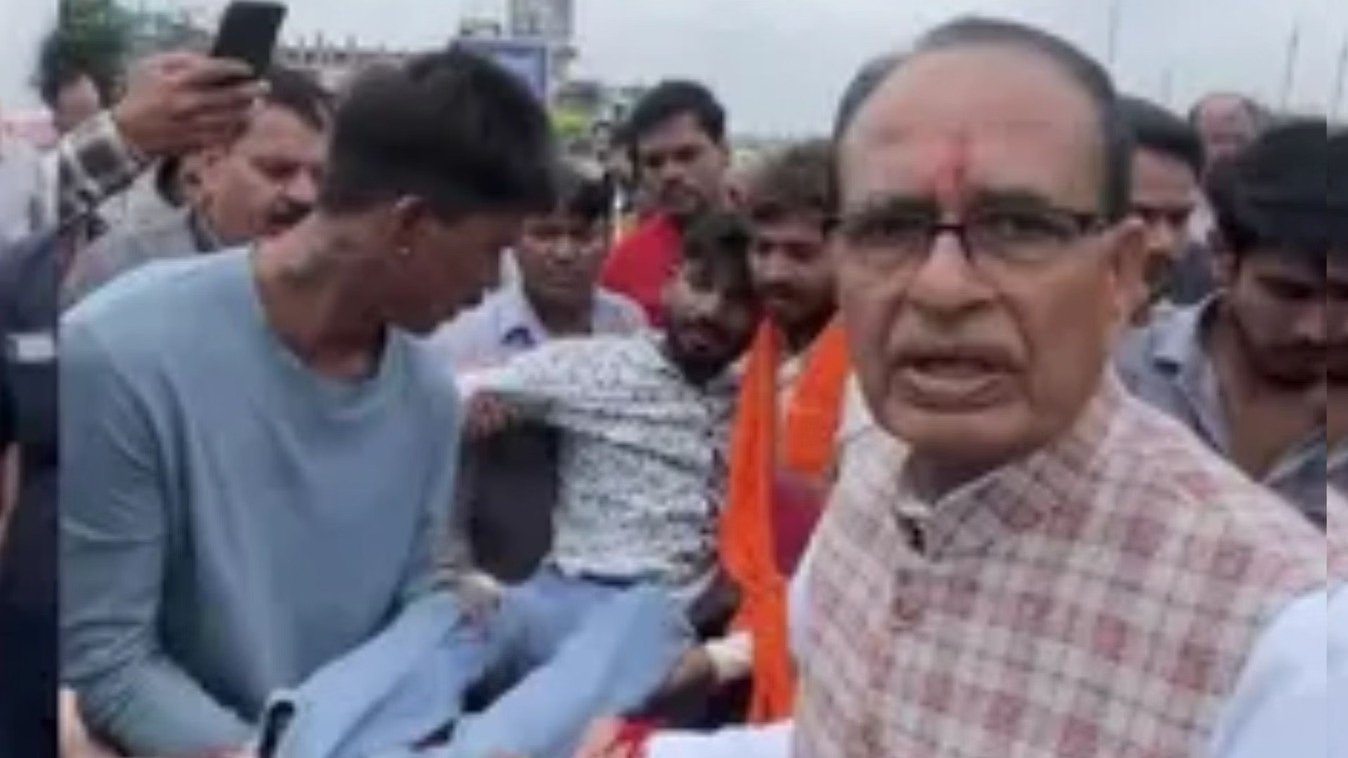सड़क हादसे में घायल व्यक्ति की मदद के लिए शिवराज सिंह चौहान ने रुकवाया काफिला, खुद अस्पताल पहुंचाने की कराई व्यवस्था