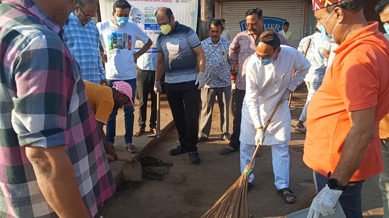 सिवनी मालवा बस स्टैंड पर चला विशेष स्वच्छता अभियान, विधायक सहित जनप्रतिनिधियों और अधिकारियों ने किया श्रमदान