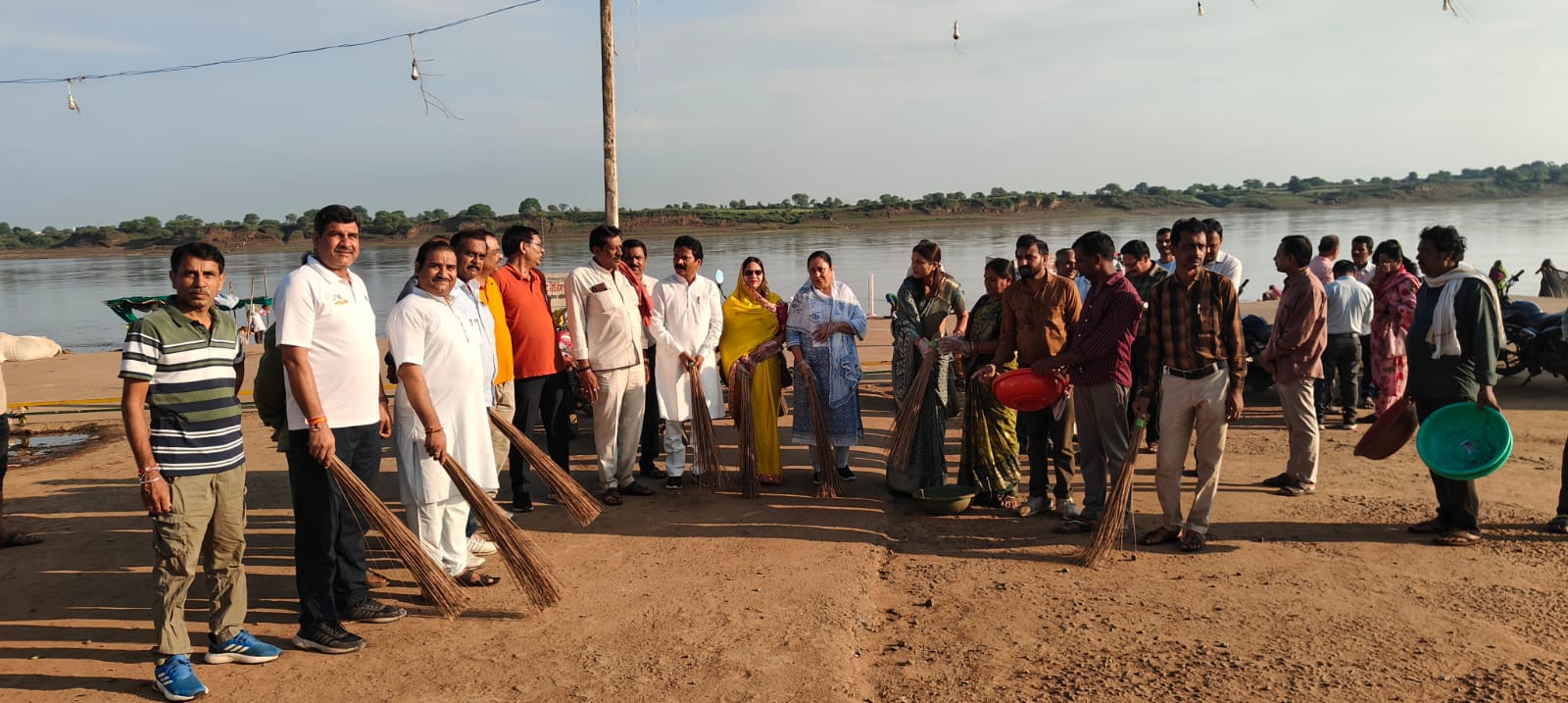 सांडिया के सीताराम घाट पर चला स्वच्छता अभियान, विधायक ठाकुरदास नागवंशी सहित जनप्रतिनिधियों ने किया श्रमदान