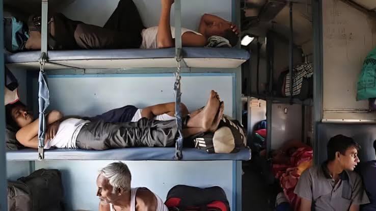 Indian Railways Rules: ट्रेन में मिडिल बर्थ कब खोल सकते हैं? जानें रेलवे का नियम