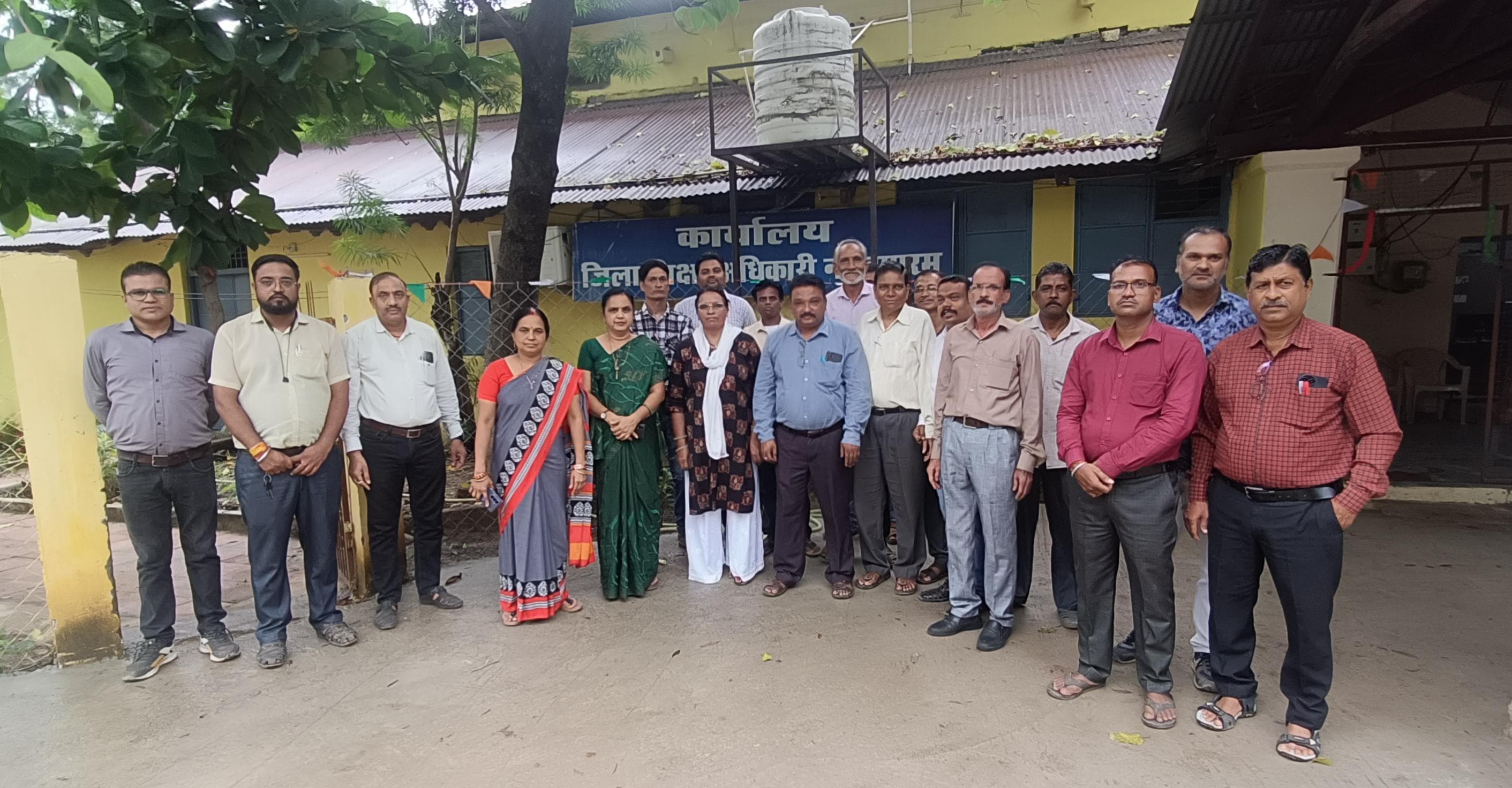 नर्मदापुरम में अधिकारियों-कर्मचारियों ने किया कलमबंद आंदोलन, दोषियों पर कार्रवाई और कड़ी सुरक्षा की मांग