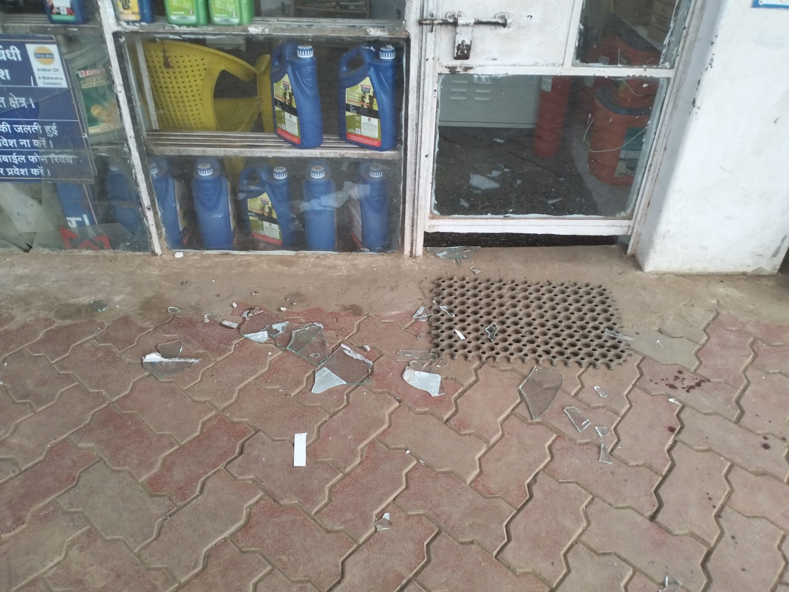 पेट्रोल पंप पर तोड़फोड़ के बाद चाकू लहराकर धमकी, माखननगर में मामला दर्ज