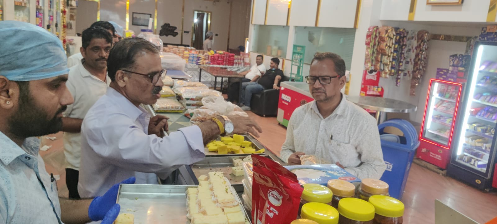 त्योहारों से पहले नर्मदापुरम में मिठाई कारखानों की जांच, 6 नमूने जांच के लिए भेजे