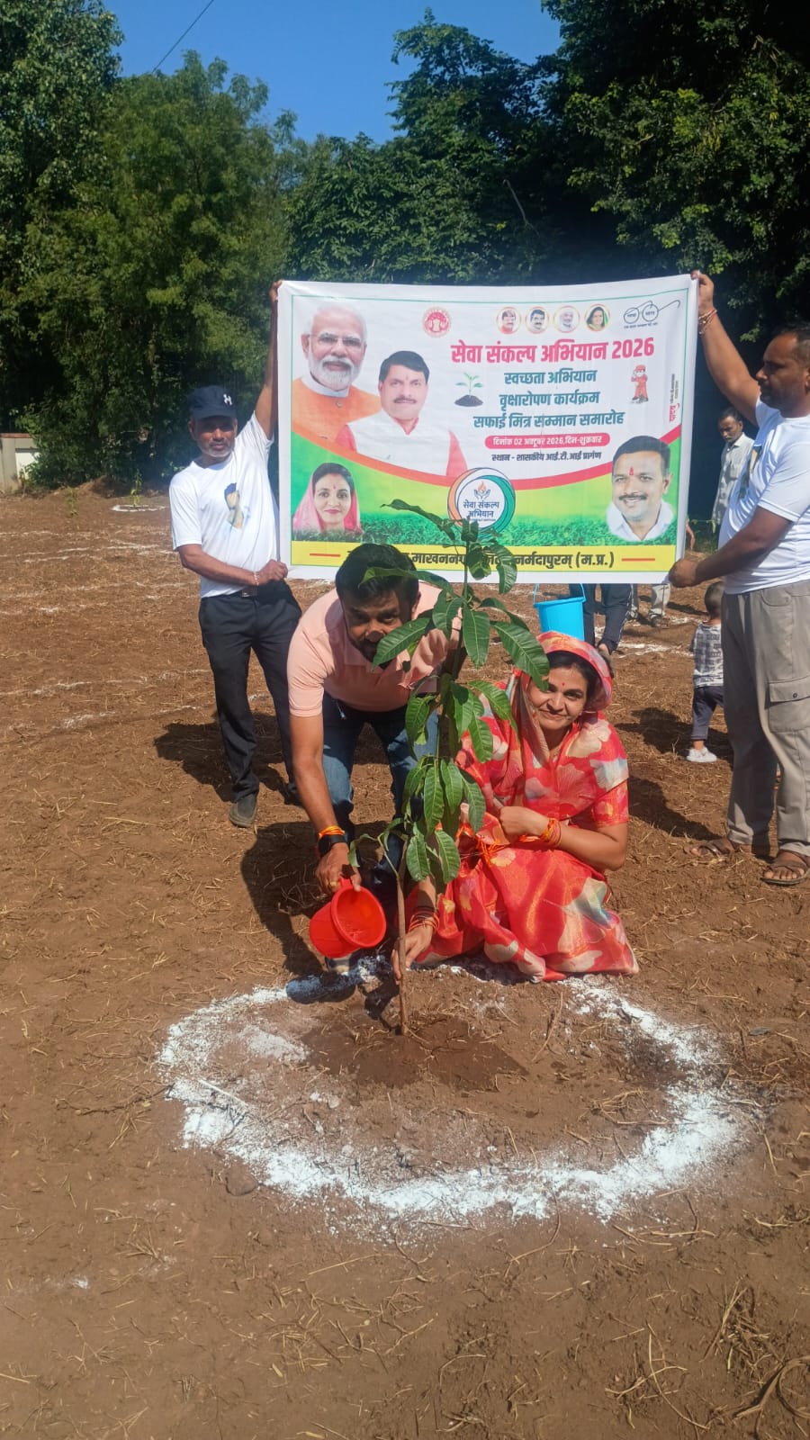 नप अध्यक्ष रीना आकाश तिवारी पौधारोपण करते हुए।