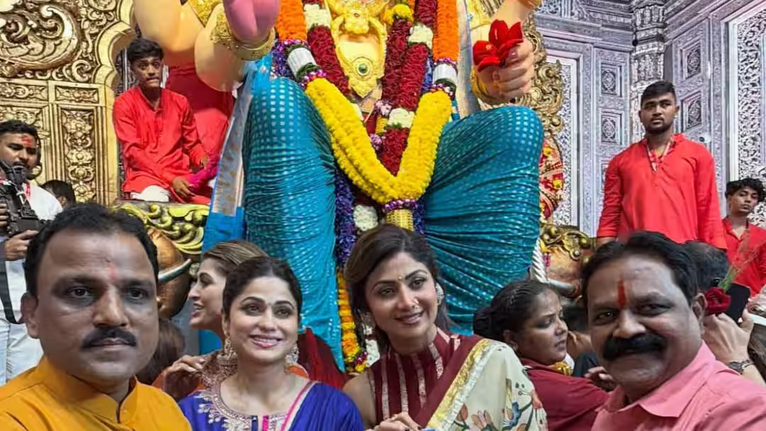लालबागचा राजा के दरबार पहुंचीं शिल्पा शेट्टी, 100 साल पुराने झुमकों ने खींचा सबका ध्यान