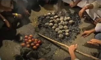 मध्य प्रदेश: 100% MSP खरीद की मांग पर किसानों का अनोखा प्रदर्शन, सड़क पर बनाई दाल-बाटी