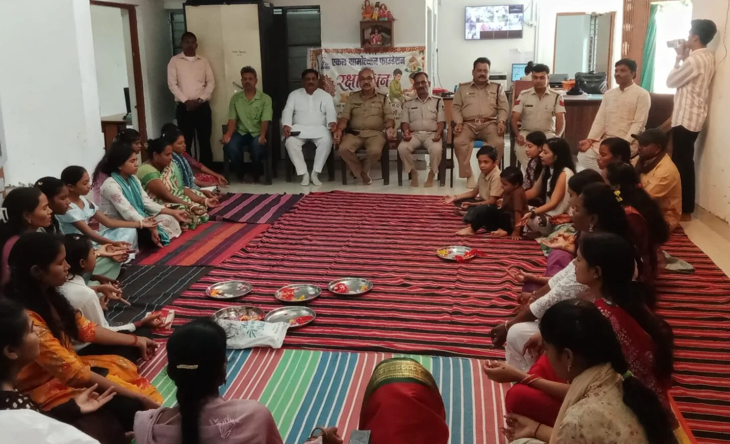 प्रशिक्षण ले रही बहनों ने पुलिस जवानों की कलाई पर बांधा रक्षासूत्र