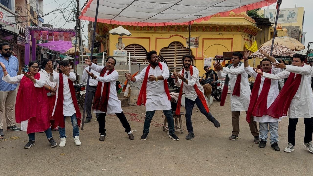 सिवनी मालवा में नुक्कड़ नाटक से सेवा और विकास का संदेश, गांधी चौक पर प्रस्तुति