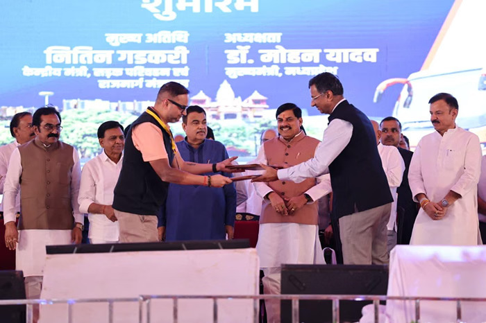 केंद्रीय मंत्री नितिन गडकरी और सीएम मोहन यादव समेत अन्य मंत्री और अधिकारी -देनवापोस्ट