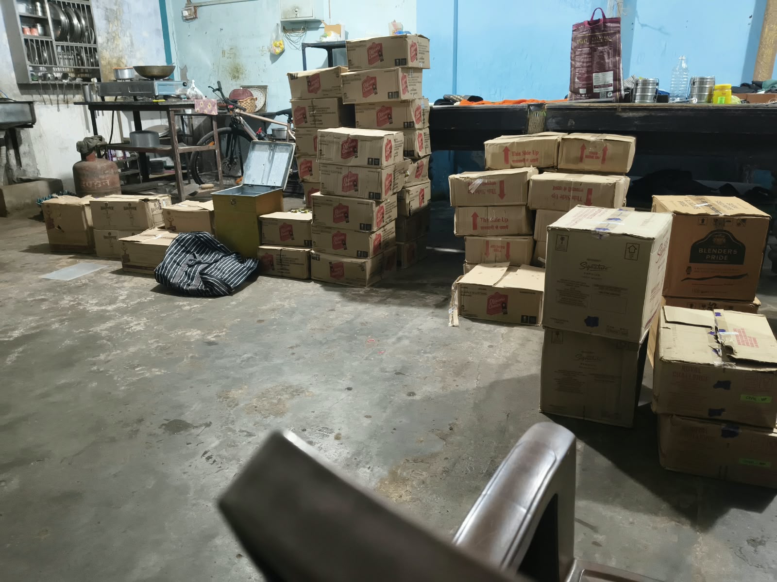 नर्मदापुरम में 53 पेटी अवैध शराब बरामद, पुलिस के मुताबिक मकान से 4 लाख की शराब जब्त