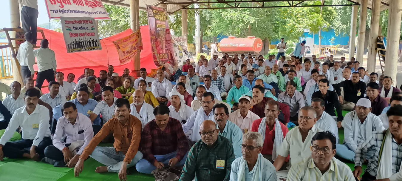 शिक्षकों का अनिश्चितकालीन धरना 