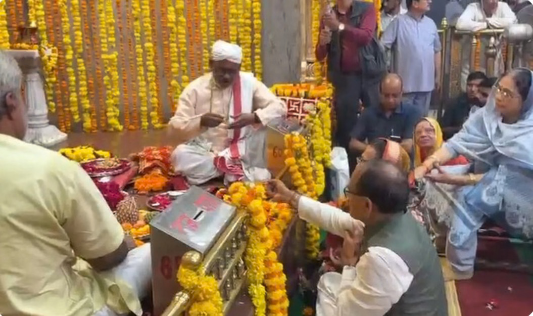सलकनपुर मां विजयासन धाम पहुंचे केंद्रीय मंत्री शिवराज सिंह चौहान, पत्नी के साथ किए दर्शन