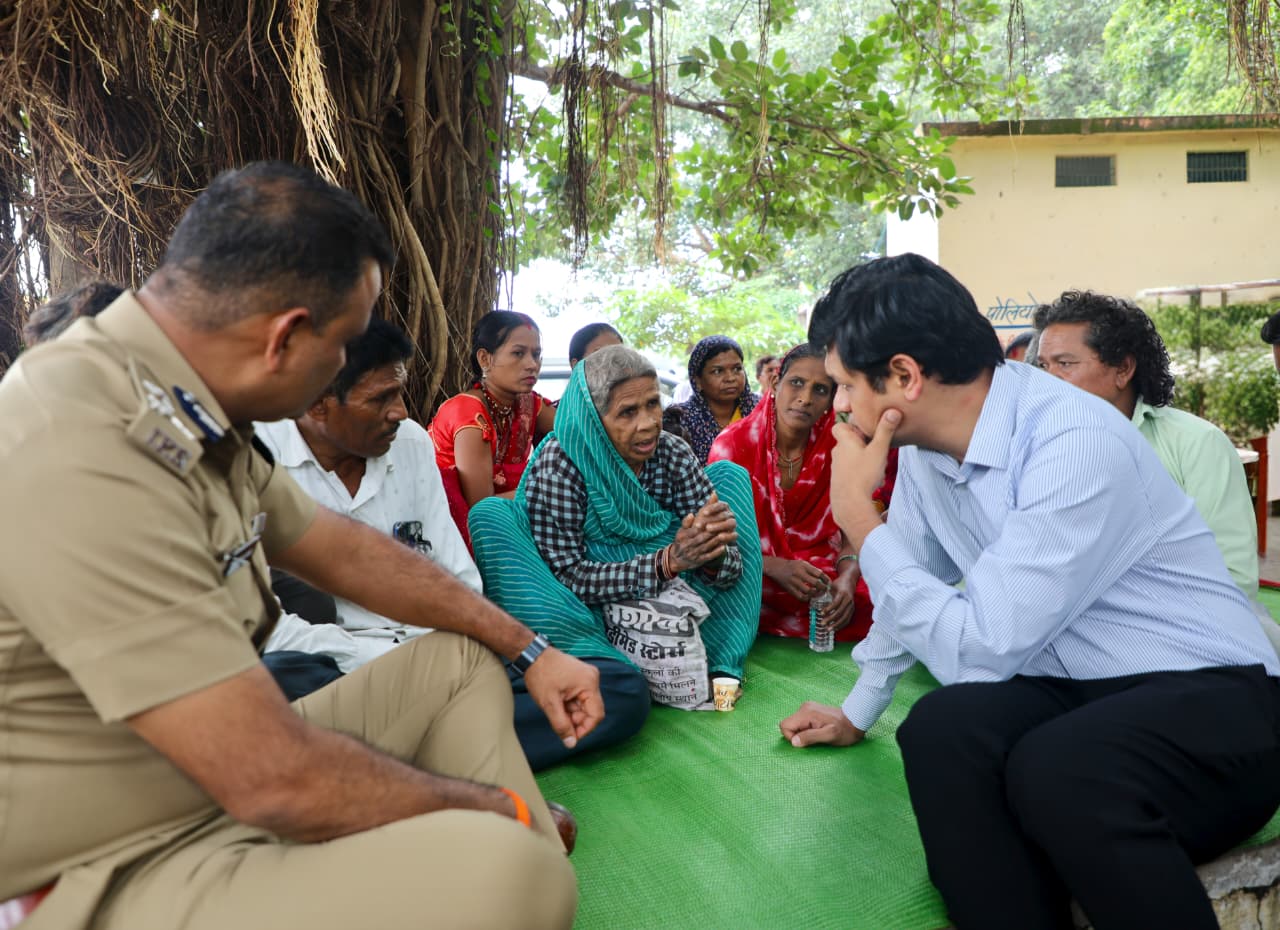 पेड़ के नीचे लगी चौपाल में सुनी ग्रामीणों की समस्याएं, मौके से दिए निराकरण के निर्देश