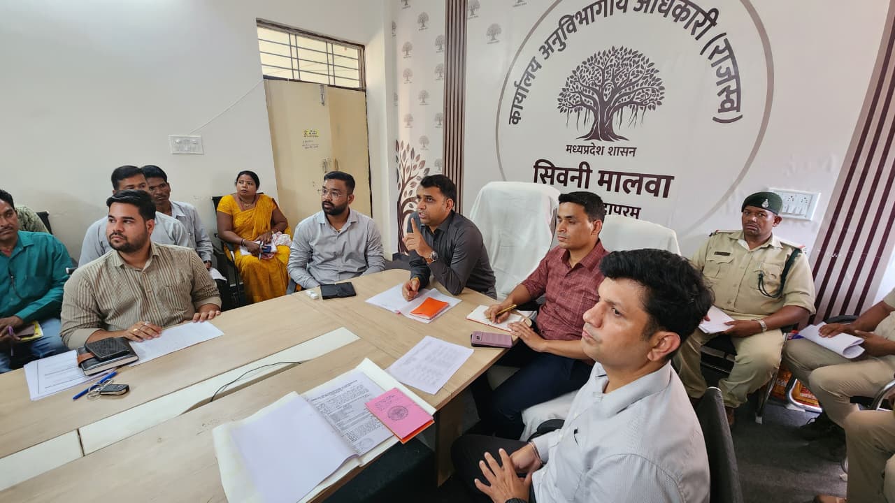 वन ग्रामों को राजस्व ग्रामों में बदलने की प्रक्रिया तेज होगी, कलेक्टर ने दिए समय-सीमा में काम पूरा करने के निर्देश
