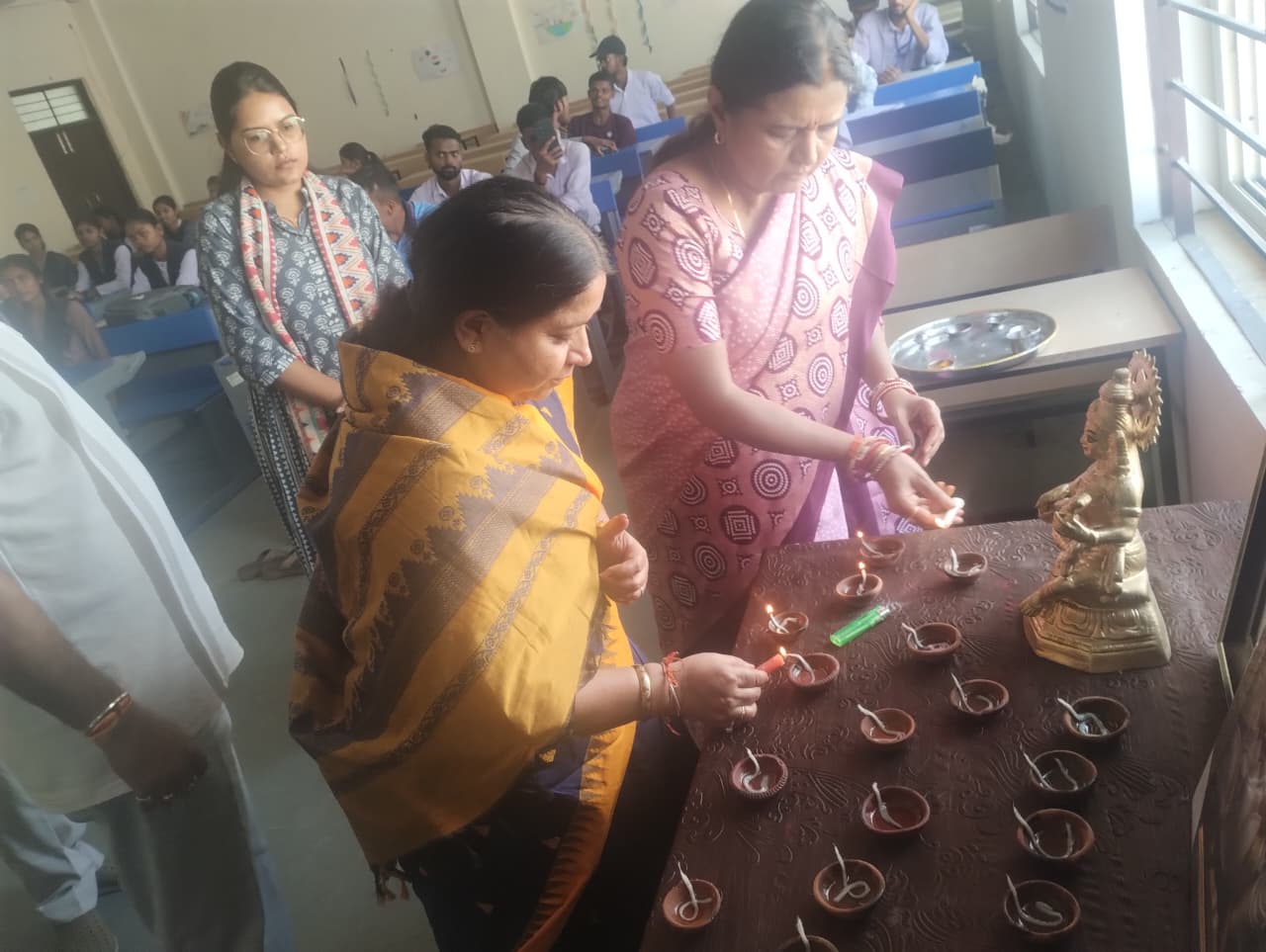 माखन नगर कॉलेज में प्रज्वलित हुआ ‘आशीर्वाद का दीया’, विद्यार्थियों ने दीप जलाकर सेवा संकल्प अभियान की शुरुआत की
