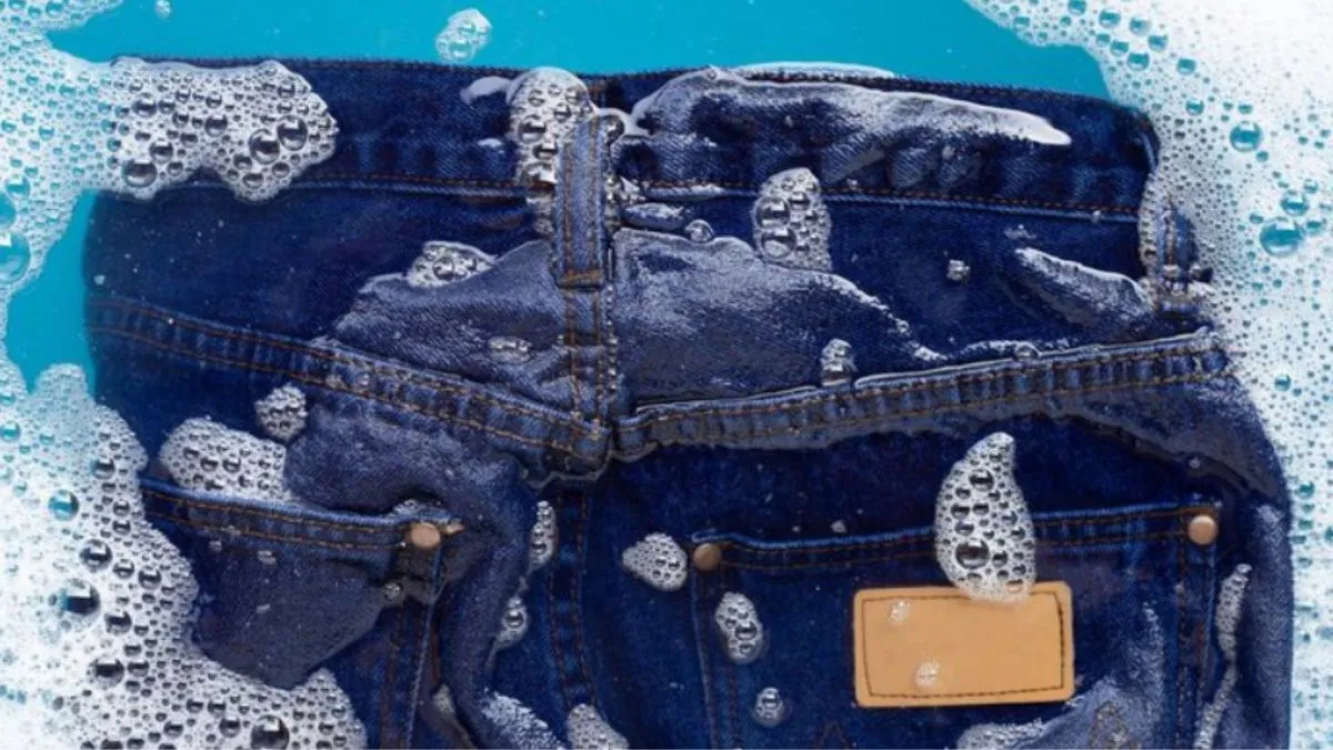 Jeans Care Tips: डार्क जींस का रंग फीका होने से बचाने के 6 आसान घरेलू उपाय!