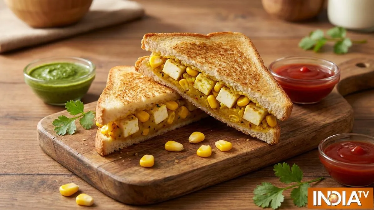 Breakfast Recipe: 15 मिनट में बनाएं आलू-पनीर और स्वीट कॉर्न सैंडविच, हेल्दी और टेस्टी नाश्ता
