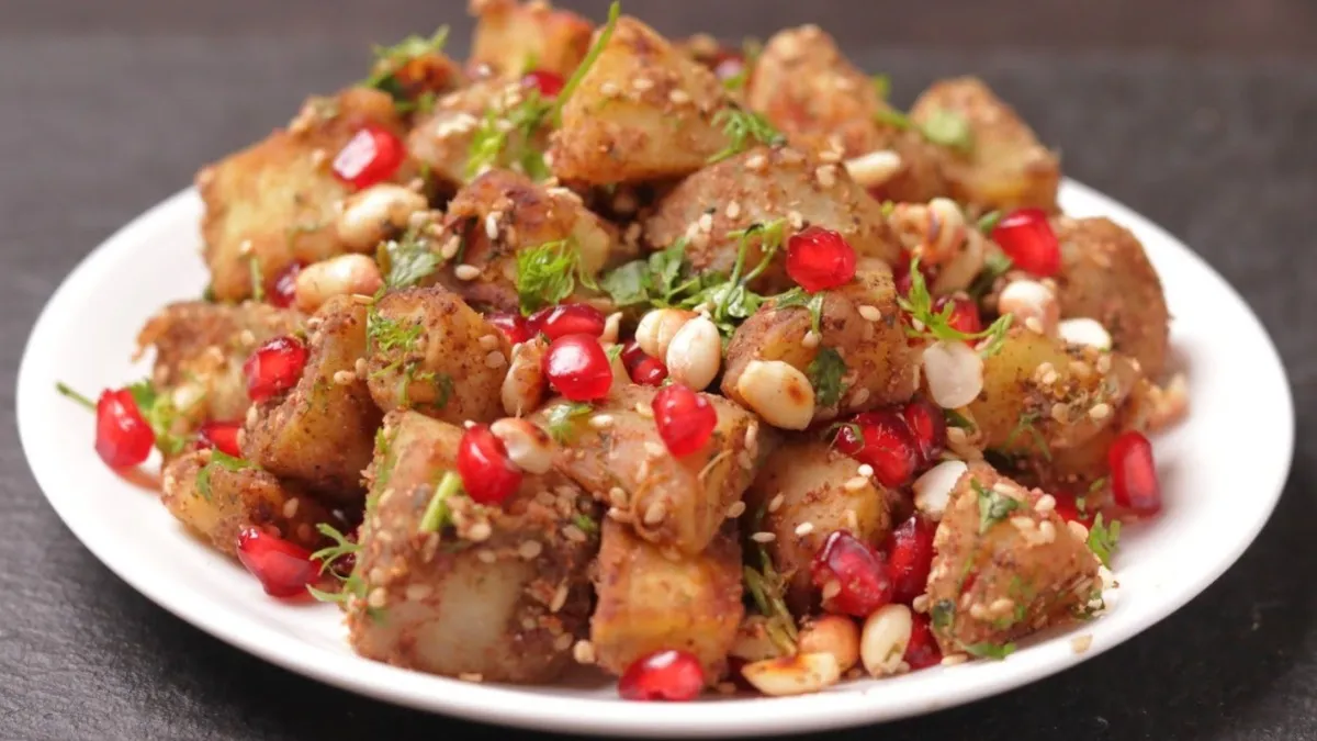Navratri Vrat Recipe: नवरात्रि में शाम की भूख मिटाएगी चटपटी शकरकंदी चाट, मिनटों में घर पर करें तैयार