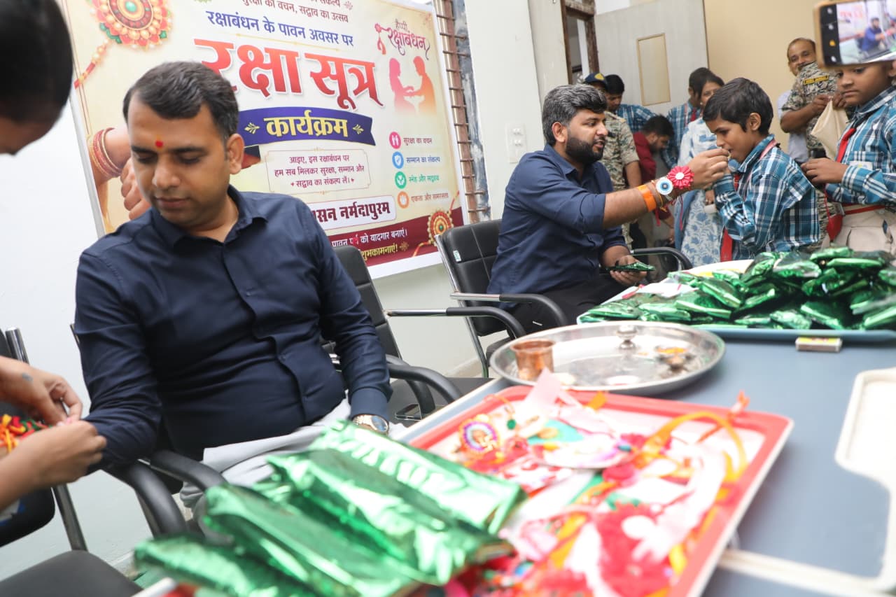 नन्हीं छात्राओं ने प्रशासनिक अधिकारीयों को बांधी राखी