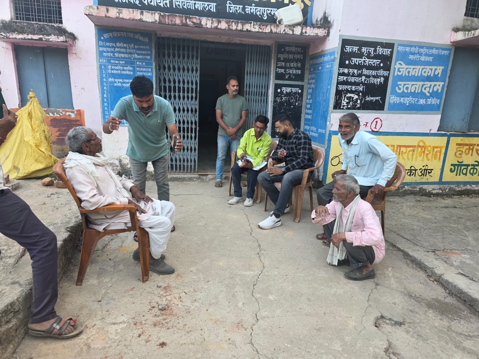 स्वामित्व योजना के कार्यों में तेजी लाने मैदान में उतरा राजस्व अमला, एसडीएम विजय राय ने किया औचक निरीक्षण