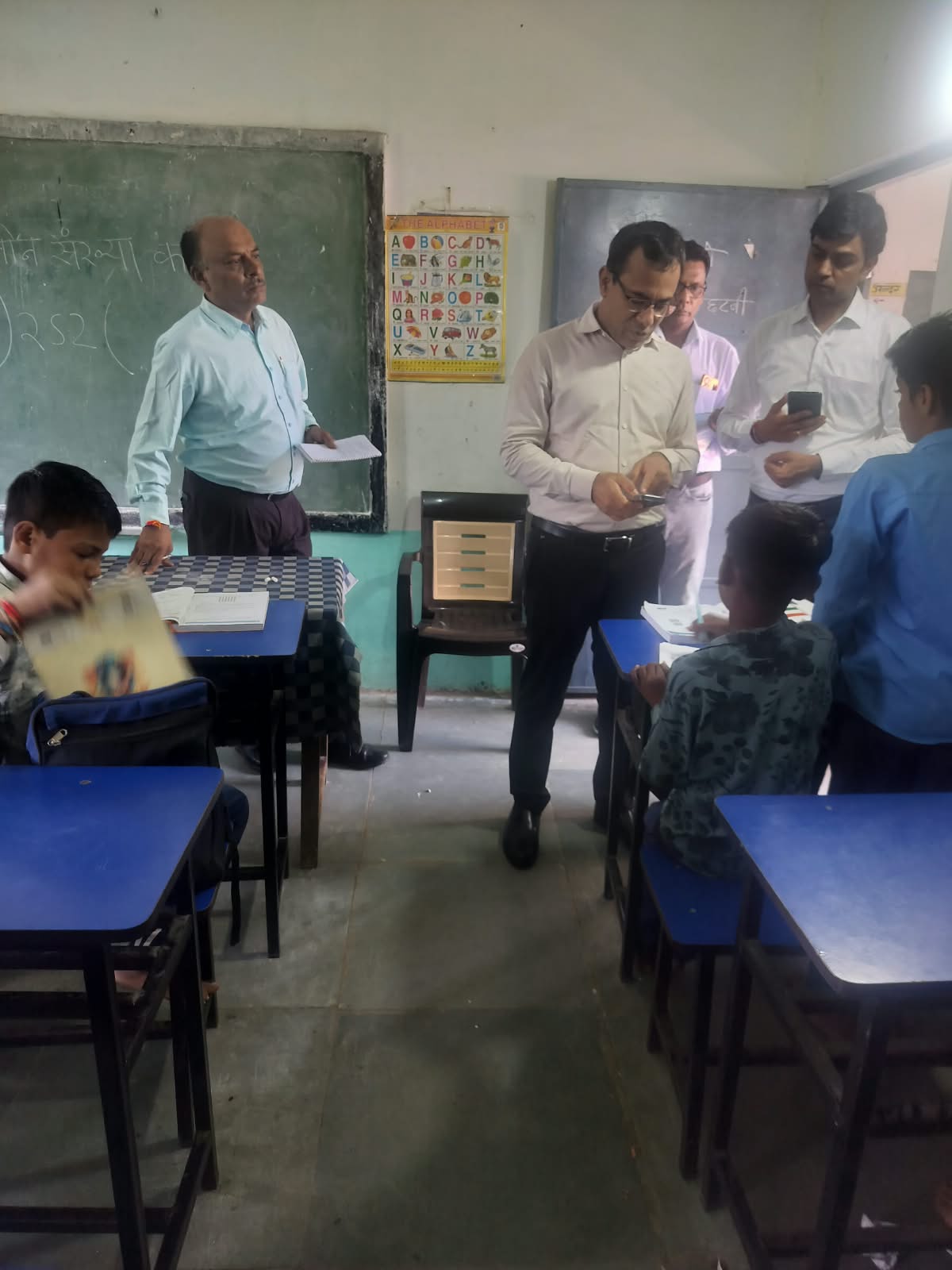 नर्मदापुरम के स्कूलों में अचानक पहुंचे प्रमुख सचिव डॉ. संजय गोयल, कक्षाओं में विद्यार्थियों से किया संवाद