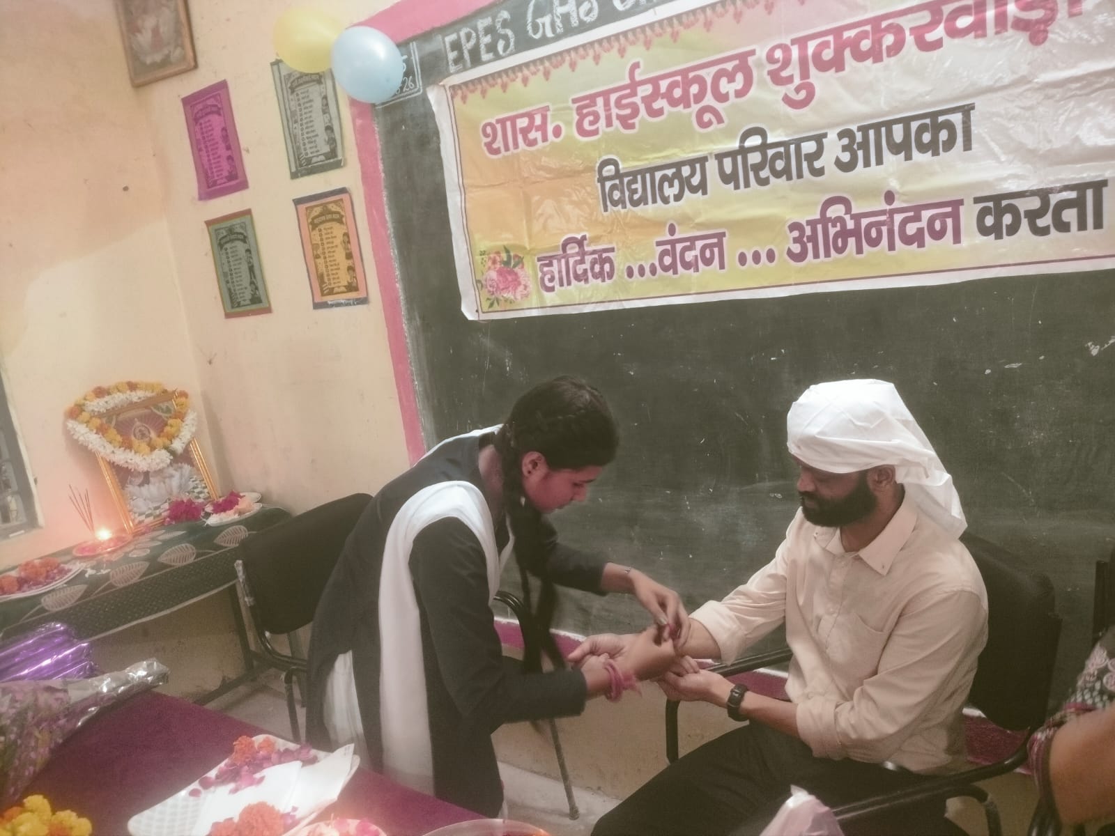 रक्षा सूत्र कार्यक्रम: एसडीएम ने छात्राओं से बंधवाई राखी, बच्चों से संवाद कर जाना भविष्य का सपना