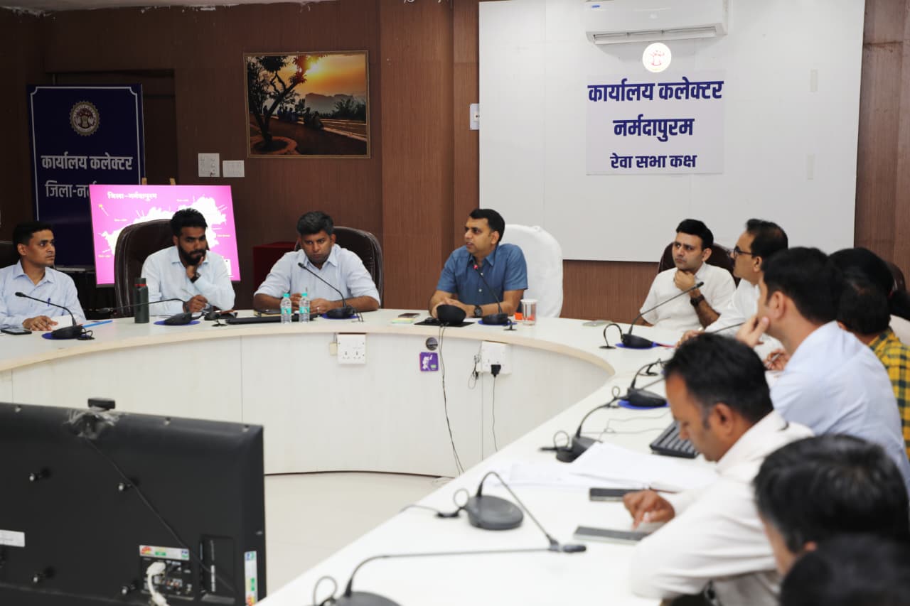 सीएम हेल्पलाइन की 50 दिन से अधिक लंबित शिकायतों पर कलेक्टर सख्त, दो दिन में निराकरण के निर्देश