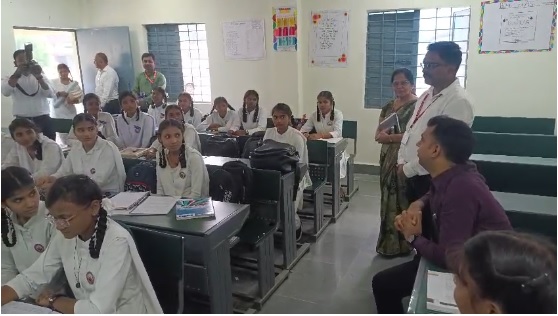 डेस्क पर बच्चों के बीच बैठकर कलेक्टर ने किया संवाद, विज्ञान के सवाल पूछकर परखी पढ़ाई